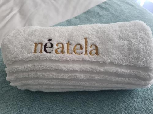 Una toalla con la palabra malaria escrita en ella en Cacadu Country And Retreat Stay en Lady Frere