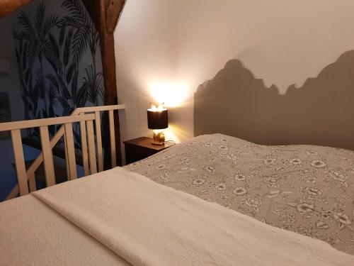Postel nebo postele na pokoji v ubytování Gîte de charme - La Cure Pontlevoy