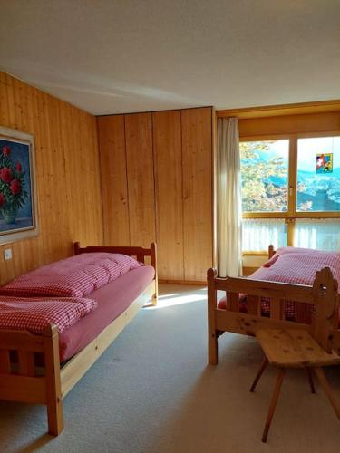 a bedroom with two beds and a window at Charmante Wohnung im Dorfkern in Klosters