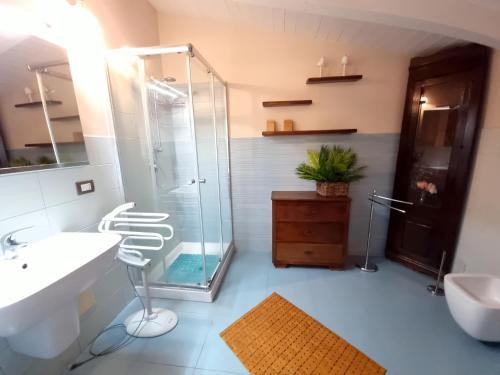 La salle de bains est pourvue d'une douche en verre et d'un lavabo. dans l'établissement Luxury Relaxing Home with heated pool near Catania, Taormina, the Sea and Mount Etna, à Giarre