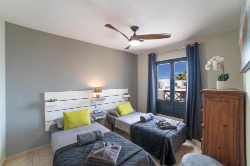 sala de estar con 2 camas y sofá en Villa Ariana Playa Blanca en Playa Blanca