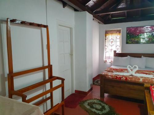 Un dormitorio con una cama y una escalera. en Ruchi House en Nuwara Eliya