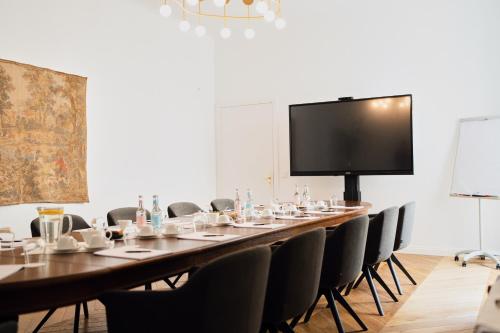 a large conference room with a long table and chairs at Hotel Lindenufer in Berlin