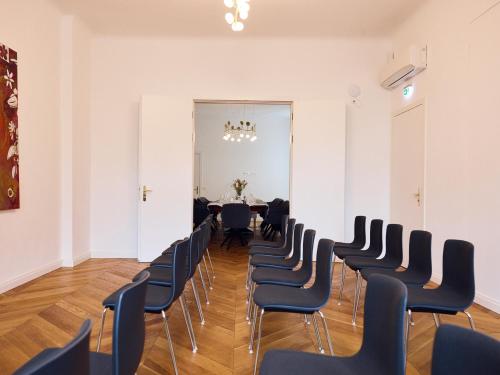 a room with chairs and a table in it at Hotel Lindenufer in Berlin