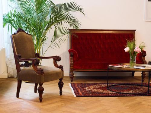 a living room with a chair and a table at Hotel Lindenufer in Berlin