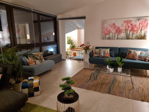 Posezení v ubytování Luxury Panoramic Loft with heated pool near Catania, Taormina, the Sea and Mount Etna by SicilianRelaxingHomes