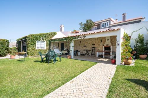 an external view of a house with a yard at Casa da Hera in Ericeira