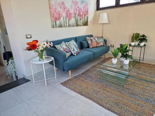 Posezení v ubytování Luxury Panoramic Loft with heated pool near Catania, Taormina, the Sea and Mount Etna by SicilianRelaxingHomes