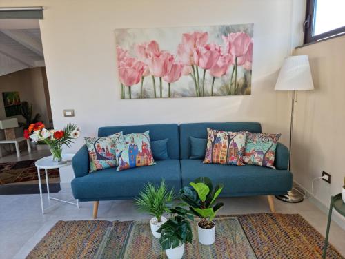 Posezení v ubytování Luxury Panoramic Loft with heated pool near Catania, Taormina, the Sea and Mount Etna by SicilianRelaxingHomes