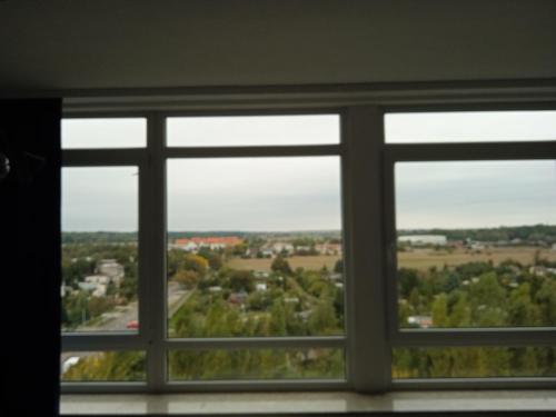 uma janela com vista para uma cidade vista através dela em Apartament Panorama Kalisz Złota 71 em Kalisz