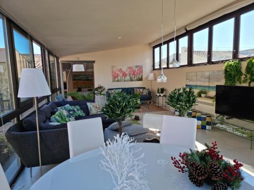 TV a/nebo společenská místnost v ubytování Luxury Panoramic Loft with heated pool near Catania, Taormina, the Sea and Mount Etna by SicilianRelaxingHomes