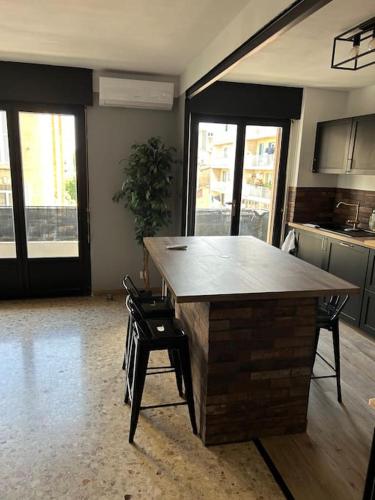 een keuken met een groot eiland in het midden van een kamer bij Appartement spacieux bien situé in Marseille