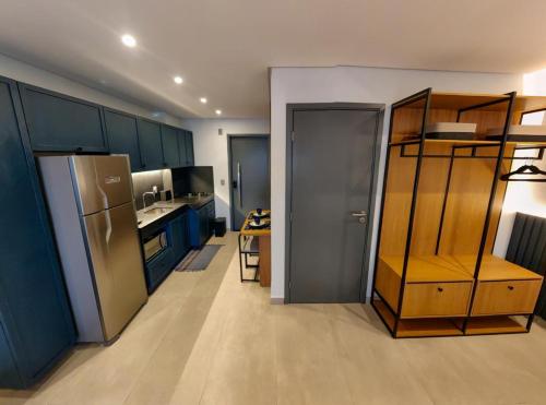 eine große Küche mit blauen Schränken und einem Kühlschrank in der Unterkunft AHA Flat in João Pessoa