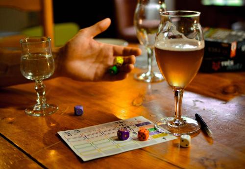 una mesa con dos vasos de cerveza y jugando un juego en Chambres d'hôtes Microbrasserie & Auberge Ortan, en La Canourgue