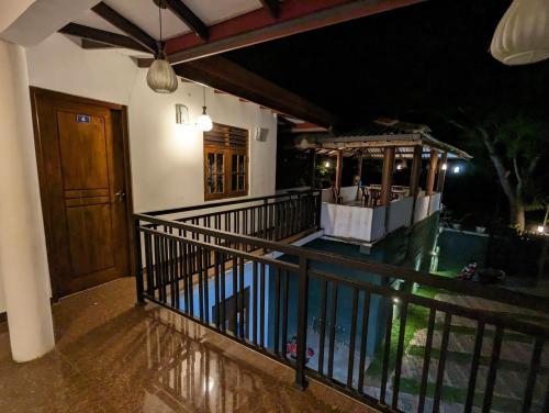 un balcone di una casa di notte con una barca in acqua di Hope residence a Anuradhapura
