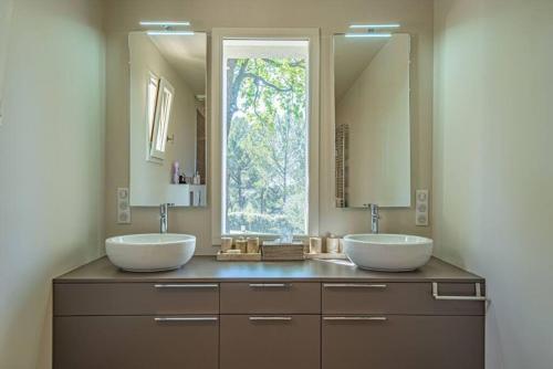 2 lavabos en un baño con 2 espejos en Villa des Fontaines luxury family home with pool, en Pernes-les-Fontaines