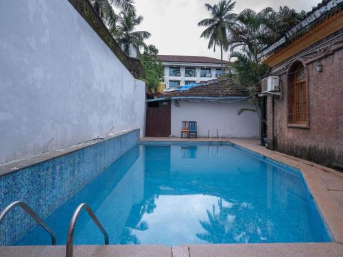 The swimming pool at or close to Madpackers Goa