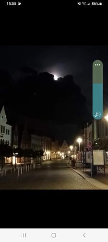 a city street at night with a light on a mountain at Monteurzimmer, Innenstadt Lage in Husum