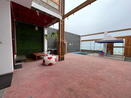 un patio con una pelota de fútbol en el suelo de ladrillo en CASA PLAYA, en San Bartolo