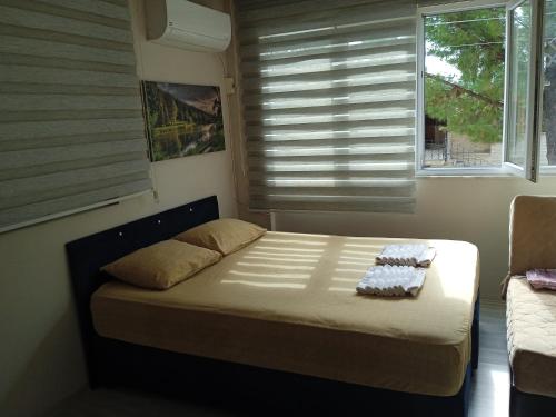 uma cama com duas toalhas num quarto em Philips em Pamukkale