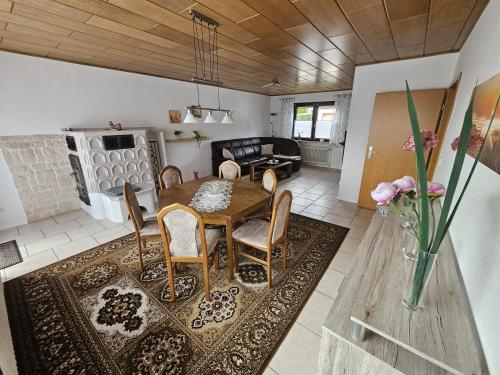 a living room with a table and a couch at Ferienwohnung Talblick in Weimar