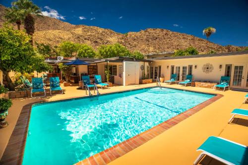 uma piscina com cadeiras e uma casa em Old Ranch Inn - Adults Only 21 & Up em Palm Springs