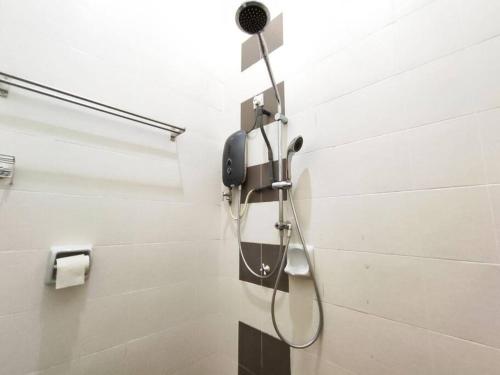 una doccia in bagno con telefono a parete di Bidor Family Choice 3 Bedrooms WIFI a Bidur