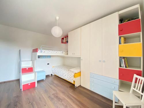 una piccola camera con letto e scrivania di Villetta Diana Cozy House a Piazzola sul Brenta