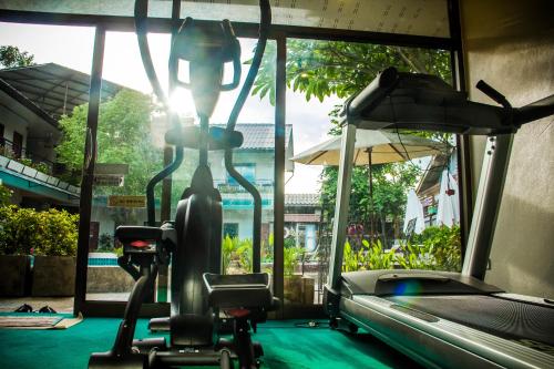 a gym with a bike and a treadmill at Medio De Pai in Pai
