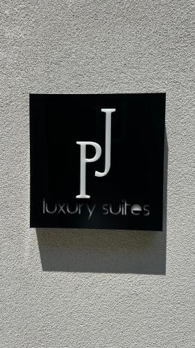 P J Luxury Suitesに飾ってある許可証、賞状、看板またはその他の書類