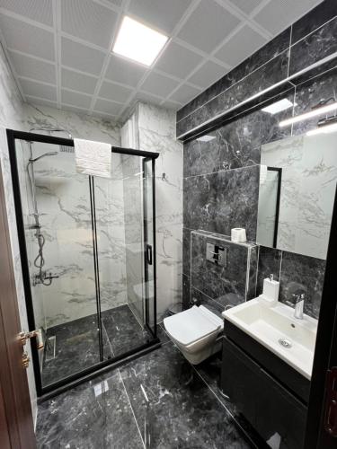 La salle de bains est pourvue d'une douche, de toilettes et d'un lavabo. dans l'établissement Golden Stone Hotel, à Istanbul