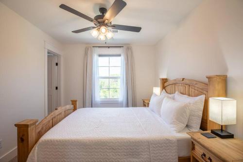 - une chambre avec un lit, un ventilateur de plafond et une fenêtre dans l'établissement Cozy Townhouse Close to Downtown, à Clarksville