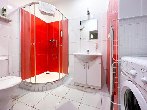 y baño con ducha, aseo y lavamanos. en ELSO apartments, en Praga