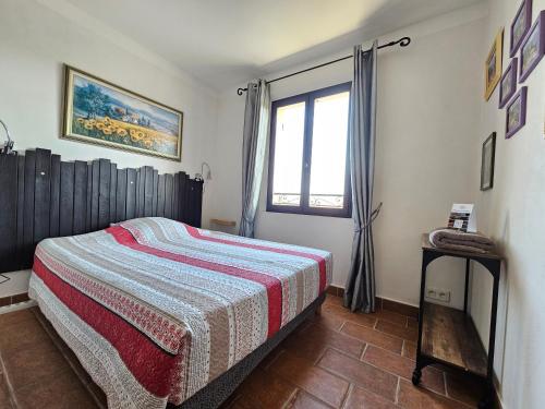 sypialnia z łóżkiem i oknem w obiekcie Villa Tropez Chambres d'hôtes w mieście Le Luc