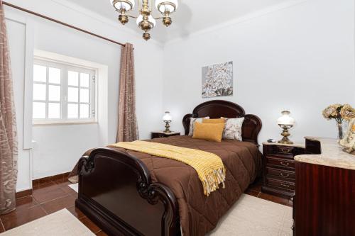 - une chambre avec un grand lit et une fenêtre dans l'établissement Casa Vale, à Alenquer