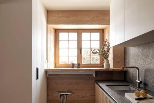 een keuken met een raam en een aanrecht bij Appartement Rémy - at the foot of the slopes in Saint-Gervais-les-Bains