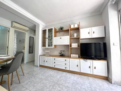 Cuisine ou kitchenette dans l'établissement 2 linea de playa con piscina, jardín, terraza y parking