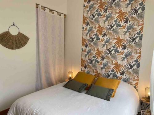 - un lit avec 2 oreillers dans une chambre dans l'établissement Gîte de charme avec piscine privative, à Bagnols-en-Forêt