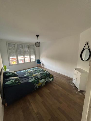 Postel nebo postele na pokoji v ubytování Appartement centre d Arcis