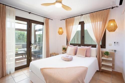 una camera con letto bianco e balcone di Resort Villa Luny Gandia a Gandía