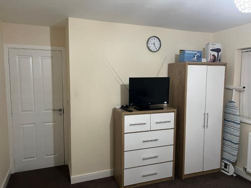 HAMS REST PLACE - Strictly Only ONE GUEST ALLOWED IN ONE ROOM A SECOND ACCOMPANYING PERSON WILL NOT BE ALLOWED INTO THE PROPERTYにあるテレビまたはエンターテインメントセンター