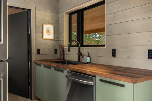 Virtuvė arba virtuvėlė apgyvendinimo įstaigoje Hidden Acres Vestur Cabin