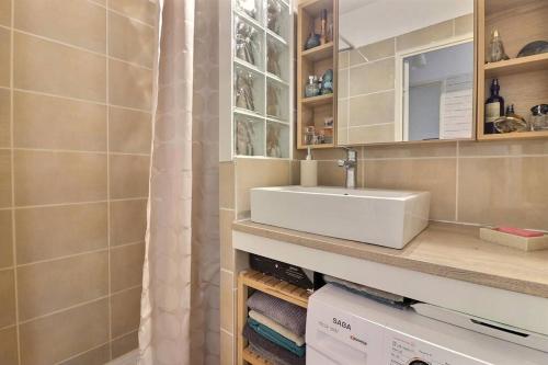 une salle de bain avec un lavabo et un comptoir avec des serviettes dans l'établissement Appartement & grande terrasse - proche plage, à La Ciotat