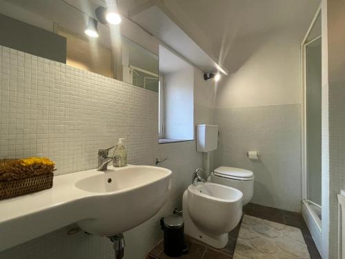 パレルモにあるJunior Suite Mamoの洗面台とトイレを備えた白いバスルーム