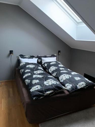 a bed in a room with a window at Leilighet i Oppdal - 4 soverom, 2 stuer og 2 bad in Oppdal