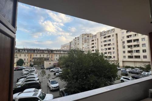 uma vista para um parque de estacionamento com carros estacionados em Spacious Rooms em Baku