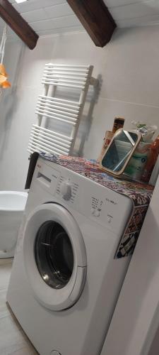 a washing machine sitting in a room with a shelf at B&B Nonna Antonietta in Sibari