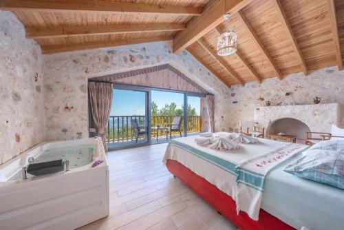 een slaapkamer met een bed en een bad in een kamer bij Villa Taş Ev in İslâmlar