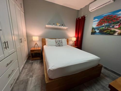 1 dormitorio con 1 cama y una pintura en la pared en Casa Lambí, en Cabrera