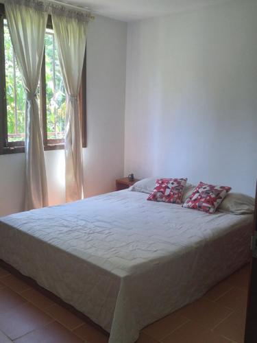 1 dormitorio con 1 cama grande y 2 ventanas en Casa Blanca, en Socorro